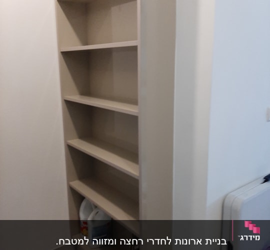 מדף עץ גבוה עם חומרים בתחתית
